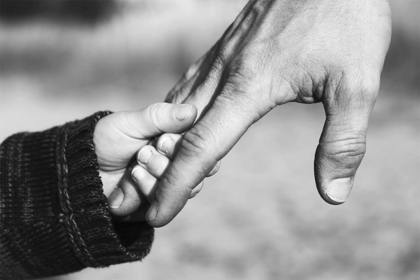 https://www.bodytolk.nl/wp-content/uploads/2017/05/kinderhand-houdt-vast.jpg